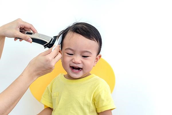 کوتاه کردن موی نوزاد