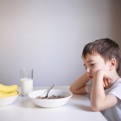 دلایل بی اشتهایی صبحگاهی کودکان دبستانی چیست؟