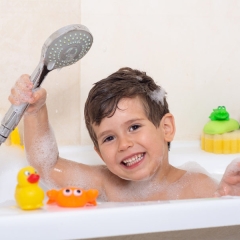 چگونه حمام کردن کودک در زمستان را لذّت‌بخش کنیم؟