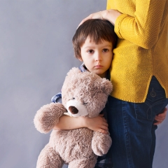چگونه اضطراب جدایی کودک از مادر را کاهش دهیم؟ + 9 راه طلایی