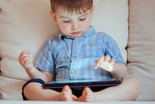 سن مناسب خرید تبلت و موبایل برای کودک چه زمانی است؟
