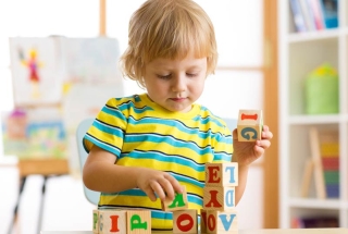 آموزش زبان دوم به کودک را از چه زمانی شروع کنیم؟