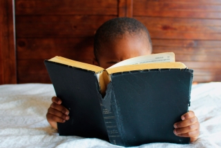اهمیت قصه گویی برای کودکان: تأثیر داستان‌ها در رشد بچّه‌ها