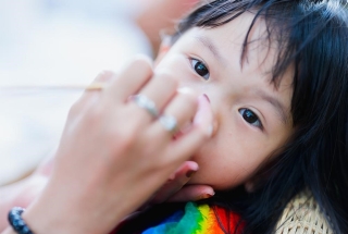 آیا استفاده از رنگ انگشتی برای صورت کودکان مضر است؟ | انتخاب رنگ انگشتی ایمن برای پوست صورت