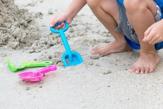فواید و مضرات شن بازی برای کودکان | در هنگام شن بازی کودکان به این نکات توجه کنید