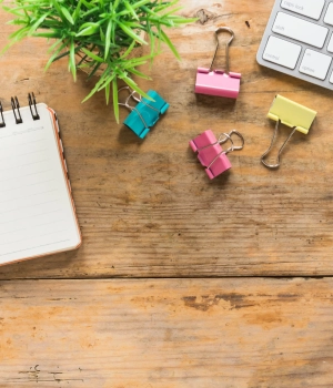 چطور میز کار خود را به بهترین شکل مرتب کنیم؟ راهنمای کامل برای نظم‌دهی به فضای کار